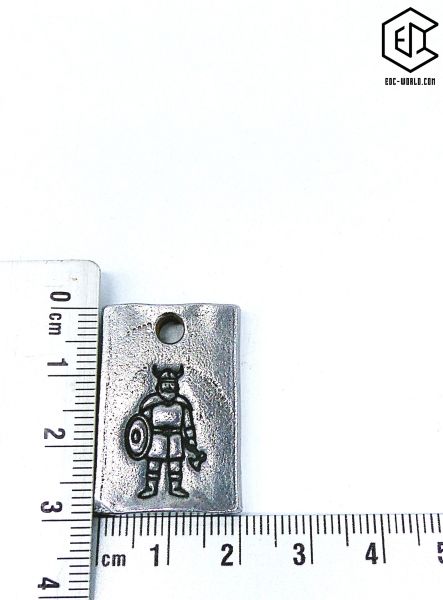 Massiver Eisen Schlüsselanhänger in Draufsicht auf neutralem weißen Hintergrund mit Lineal mit sichtbaren Maßangaben
